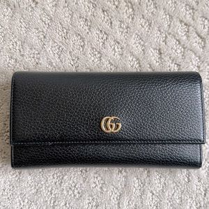 Gucci Marmont black pebbled leather bifold wallet like new